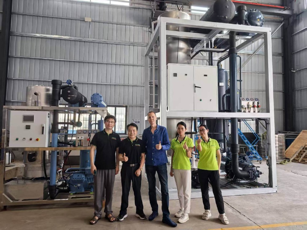 俄罗斯客户来我司现场考察管冰机，对我们采用新技术的管冰系统十分感兴趣，比他原来使用的英国管冰机冰脱效率更高，不管是工艺，还是技术都超过了他现有管冰机，当即采购2套日产量20吨的管冰机，感谢俄罗斯客户对我们的认可与支持！